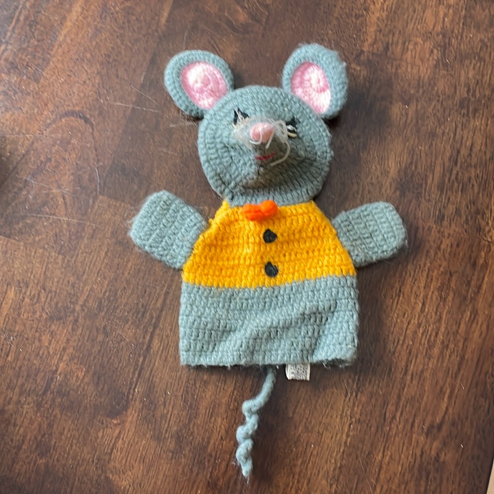 R Dakin and co vintage 70s/80s mouse puppet